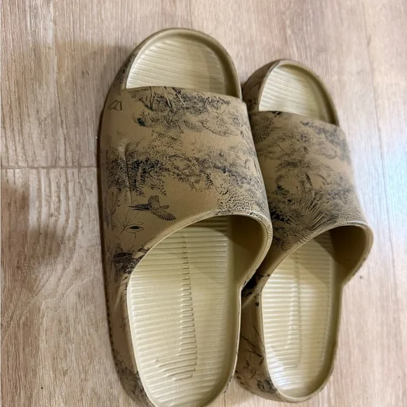 Nike Tan Slippers - Picture 3 of 5